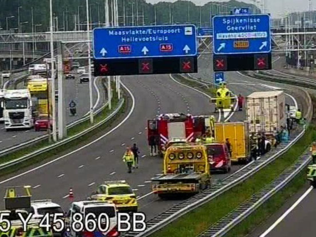 Bij het ongeluk op de A15 is een motorrijder om het leven gekomen