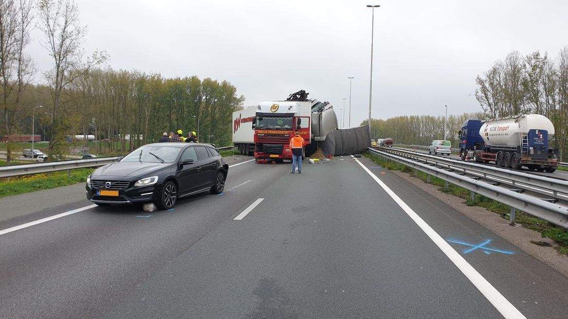 Bij het ernstig ongeval op de A73 bij Wijchen is vanochtend een dode gevallen. Zes andere inzittenden zijn per ambulance naar het ziekenhuis gebracht. Dat meldt een woordvoerder van de Veiligheidsregio Gelderland-Zuid.