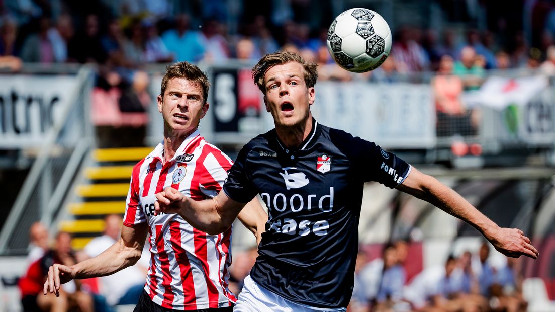 Jeroen Veldmate hier met FC Emmen in de finale van de play-offs staat opnieuw in de finale van de nacompetitie (Rechten: Robin van Lonkhuijsen/ANP)