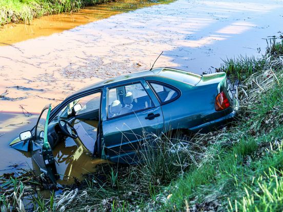 Achtervolging in Emmen eindigt in sloot: bestuurder aangehouden