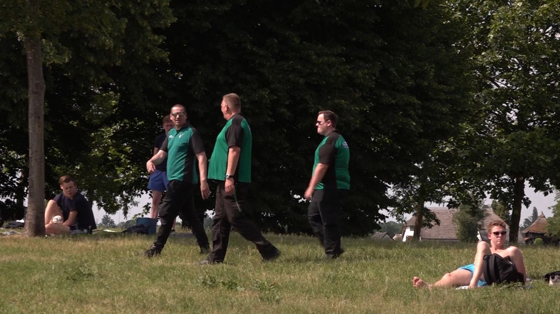 Met Pinksteren liep het er compleet uit de hand, en dus heeft de beheerder van recreatieplas Bussloo maatregelen genomen. Lachgas, alcohol en glas zijn voortaan verboden op het terrein. Beveiligers en handhavers zullen de komende tijd streng controleren of iedereen zich gedraagt. 'Uiteindelijk moet iedereen hier gezellig kunnen recreëren.'