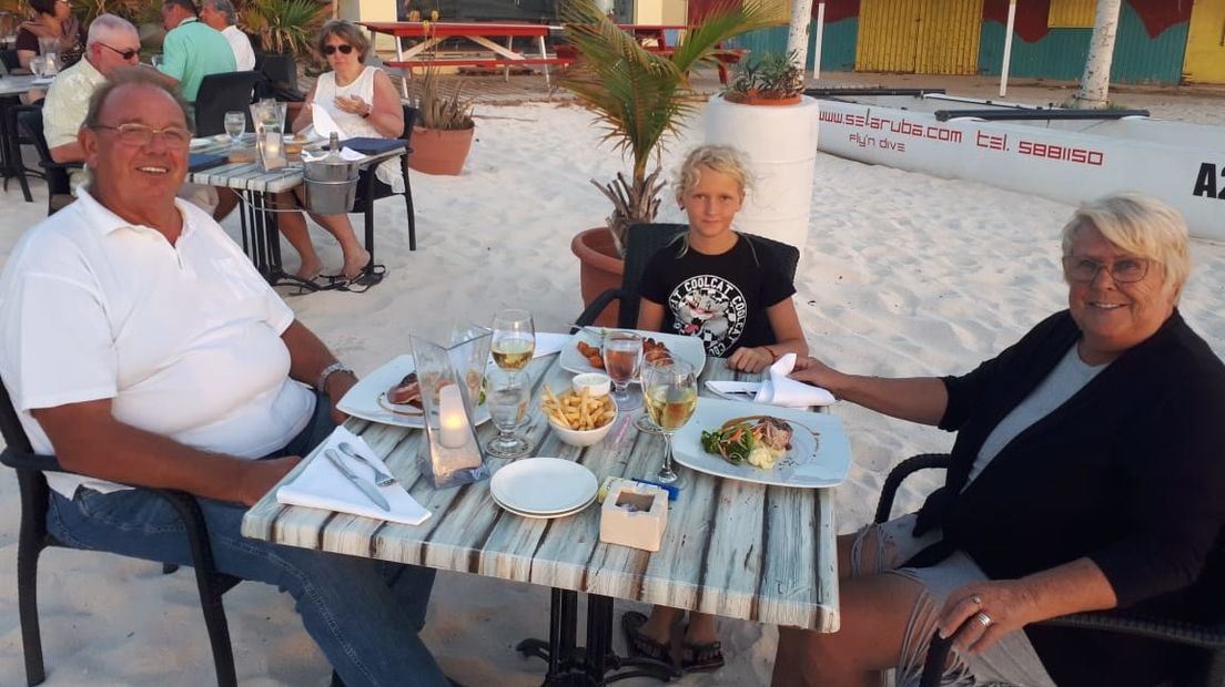 Jan Lamper met zijn vrouw en kleindochter op Aruba