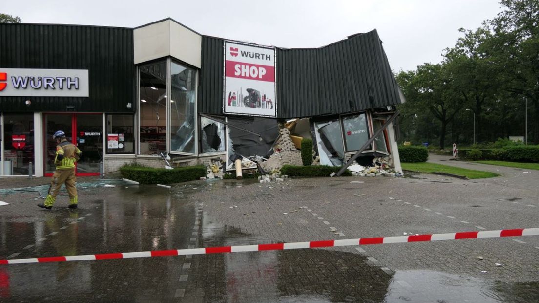 Gebouw stort in door hevige regenval in Enschede