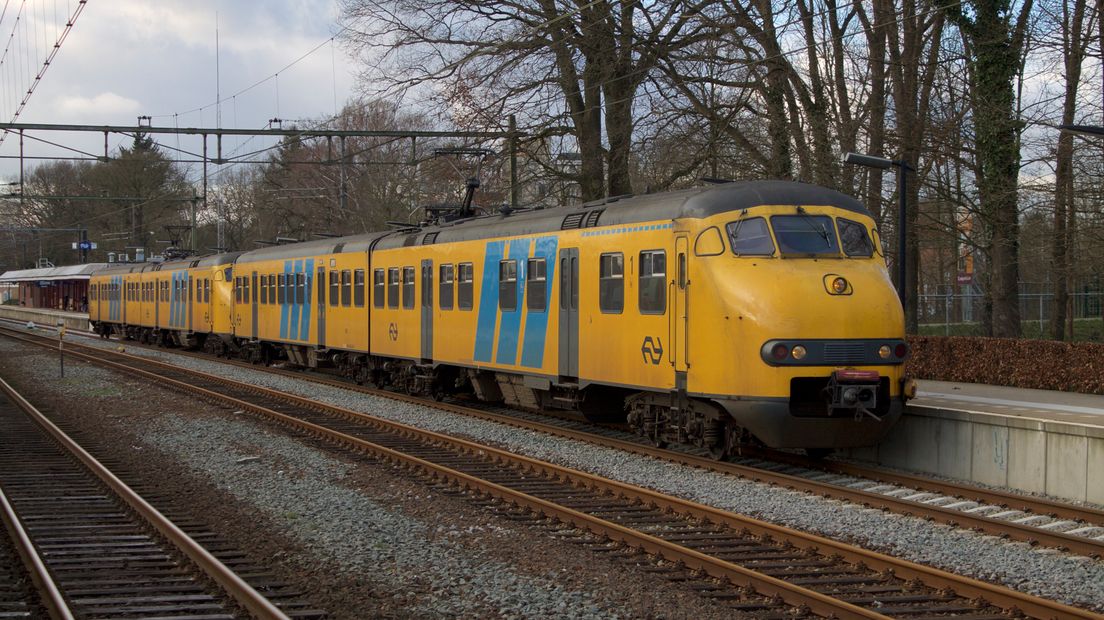 De stoptrein Apekop, ook wel bekend als Materiaal '64 (Mat '64), maakt vandaag zijn laatste rit over het Gelderse spoor. De trein rijdt nog één keer door Nederland en stopt onder andere in Arnhem en Zutphen.