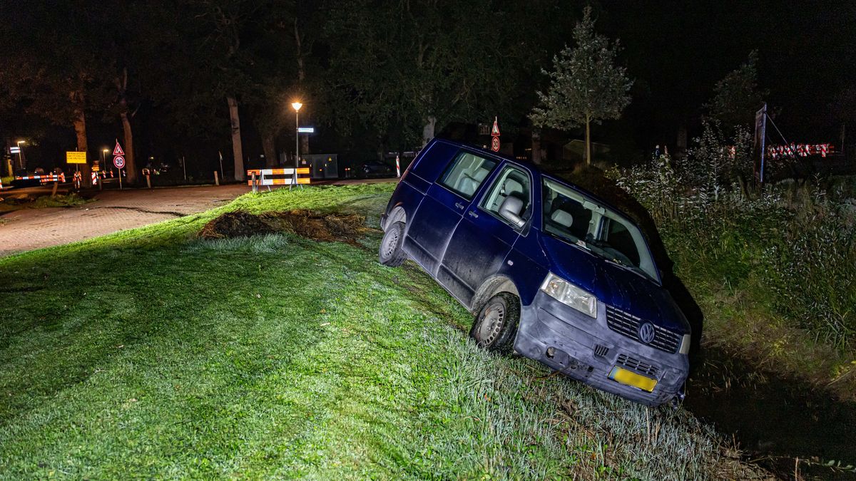 Busje raakt van de weg bij Kollumersweach, bestuurder spoorloos