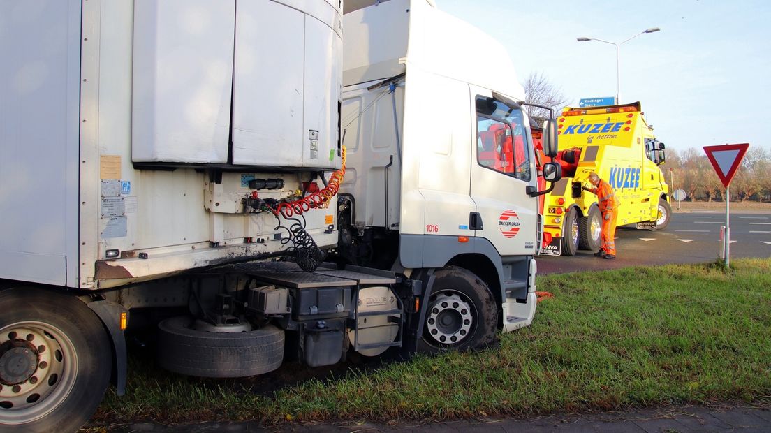 Bergingsbedrijf trekt vrachtwagen uit de berm bij Kloetinge.