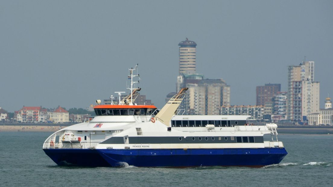 De Prinses Maxima voor de skyline van Vlissingen.