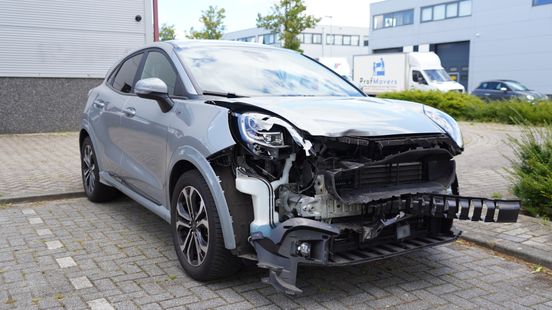 Motorrijder gewond bij botsing met auto. Motorrijder gewond bij botsing met auto.