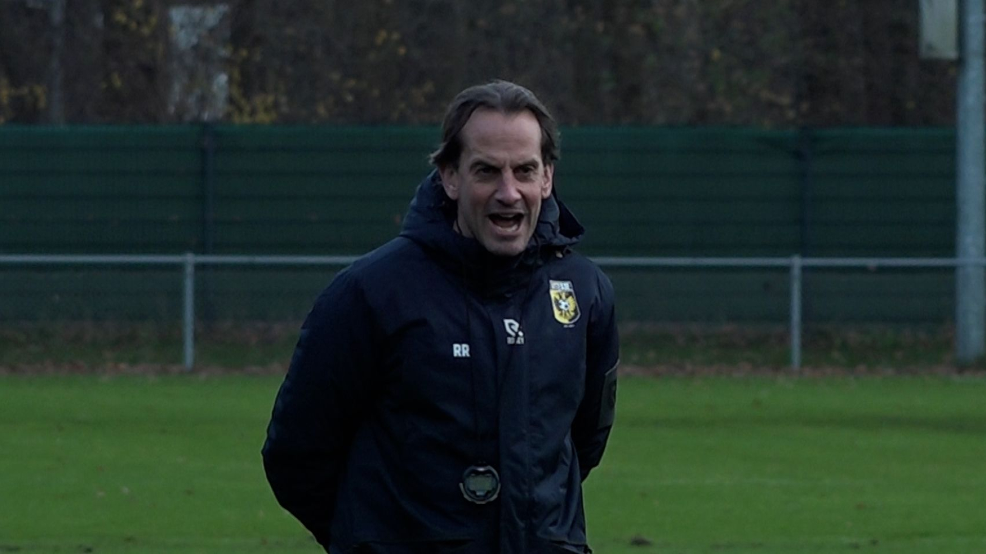 Scheidsrechters loeren op Vitesse-trainer: &#039;Misschien moet ik maar zwijgen&#039;