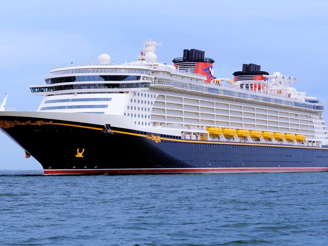 Het cruiseschip Disney Dream op volle zee.