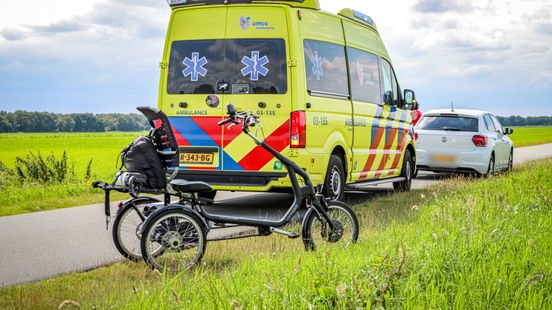 Drie gewonden na flinke botsing tussen twee autos. Drie gewonden na flinke botsing tussen twee autos.