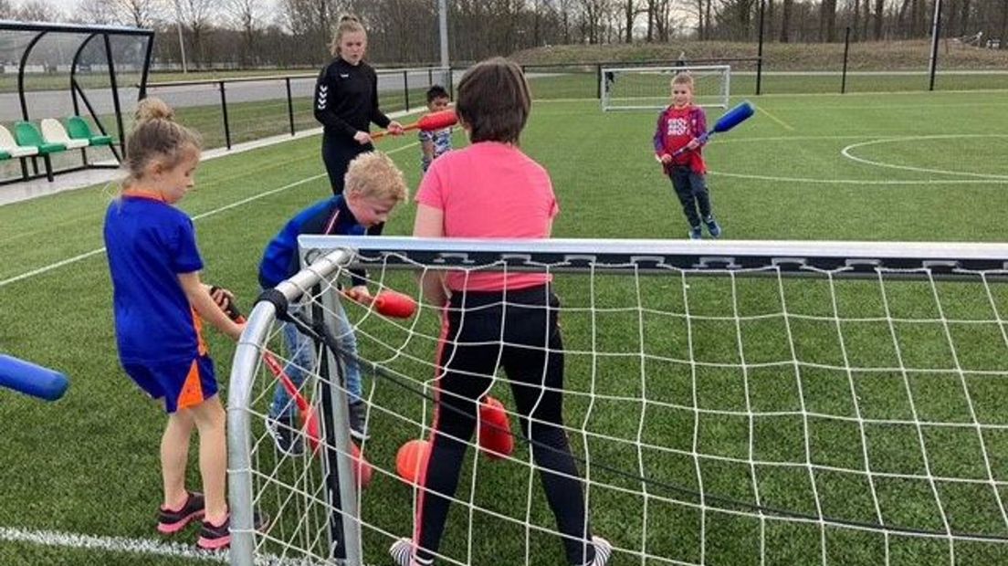 Kinderen zijn druk aan het sporten.