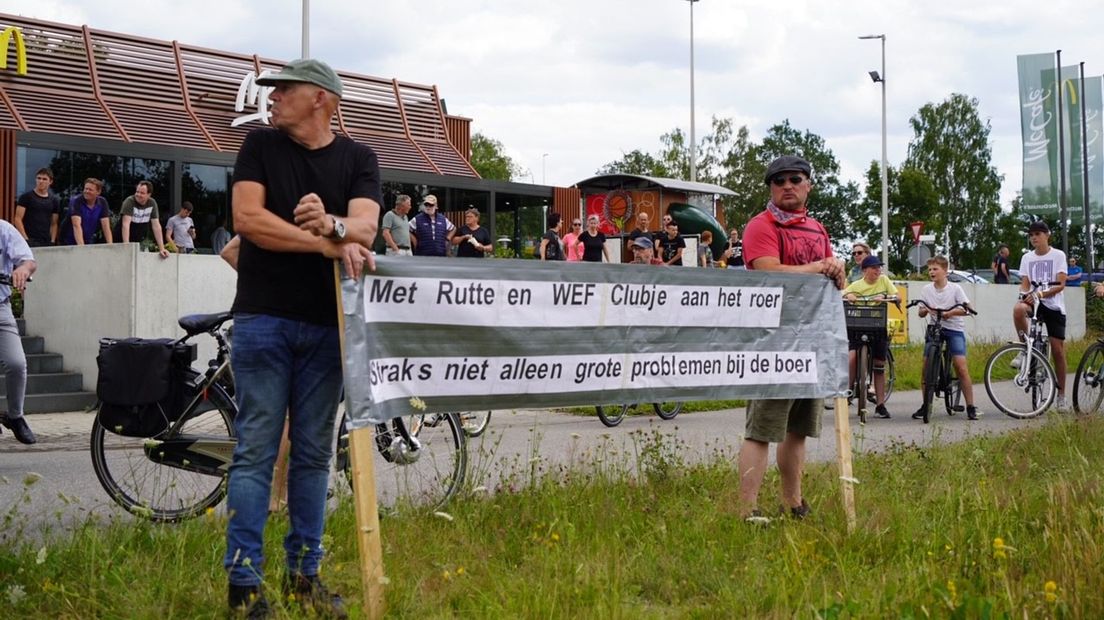 Veel bekijks bij het boerenprotest op de N277 in Maasbree.