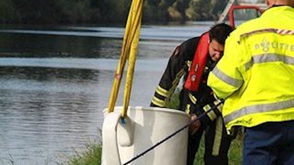 Brandweer redt koffiekoppen uit water Aadorp