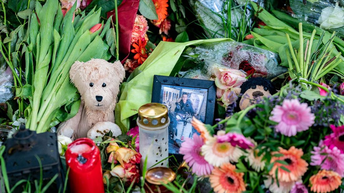 Bloemen en foto's bij stille tocht voor Sven