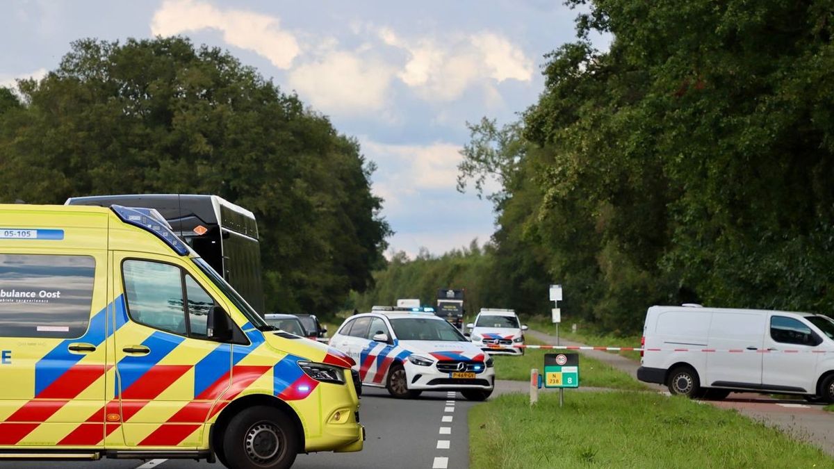 112 Nieuws: Zeer ernstig ongeval in Weerselo, fietser geschept door auto