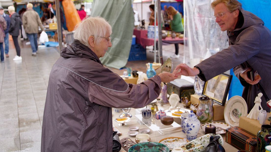 Grootste antiekmarkt van Nederland wat kleiner door regen