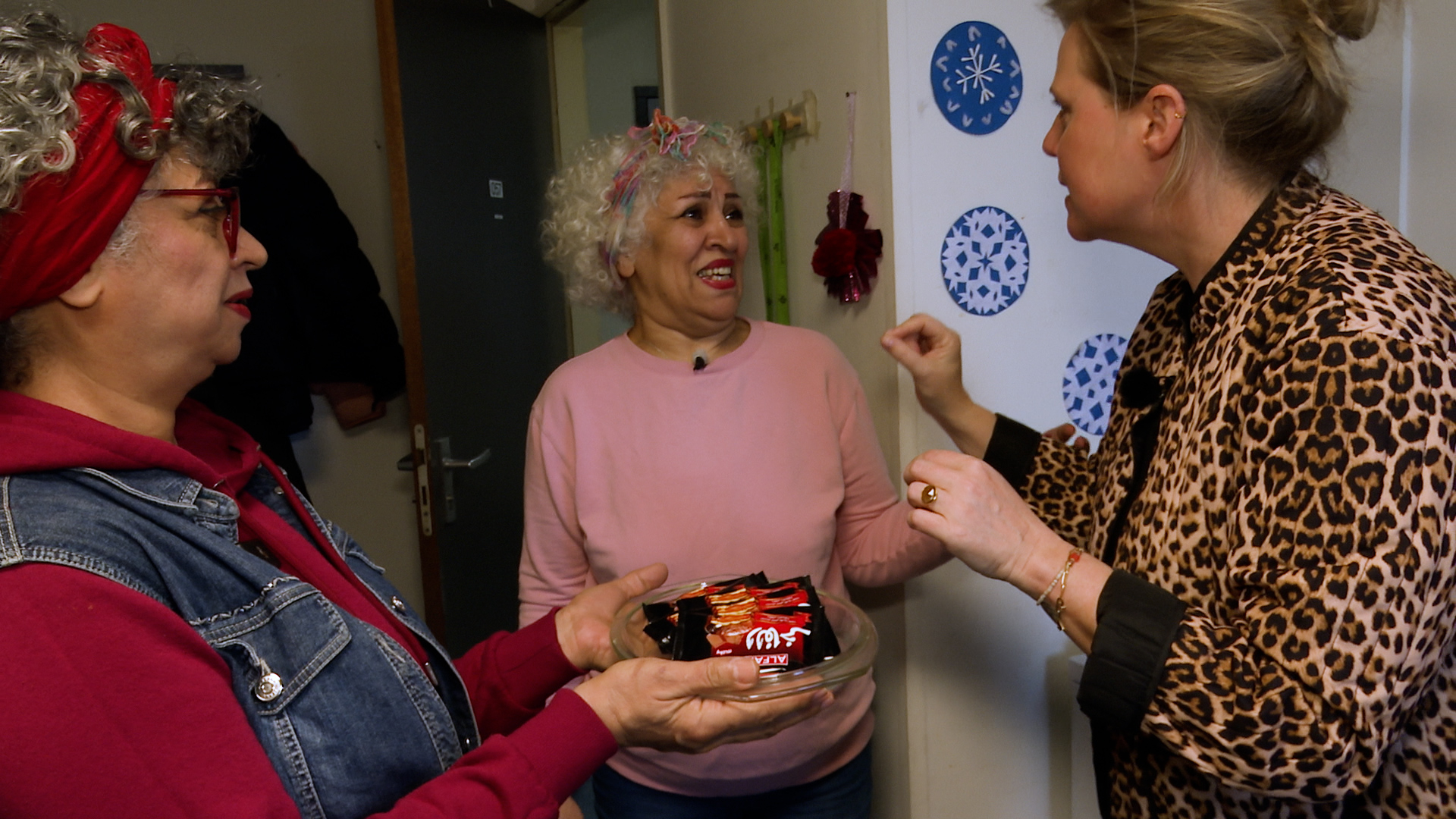 Achter de slagboom van het azc: 'bezig blijven houdt ons op de been'