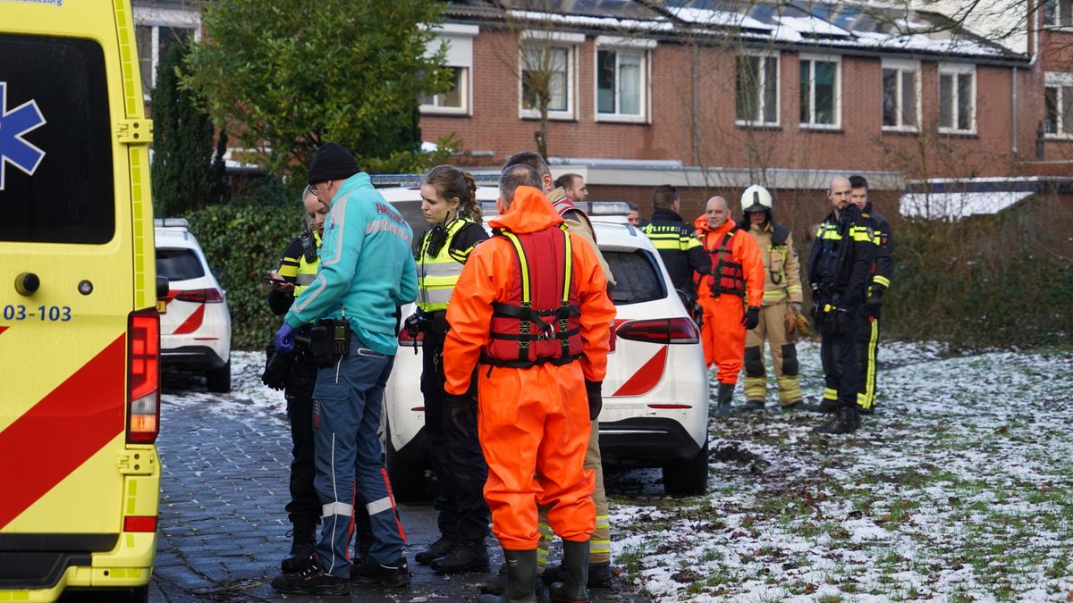 Jongetje zakt door het ijs in Assen en moet naar het ziekenhuis