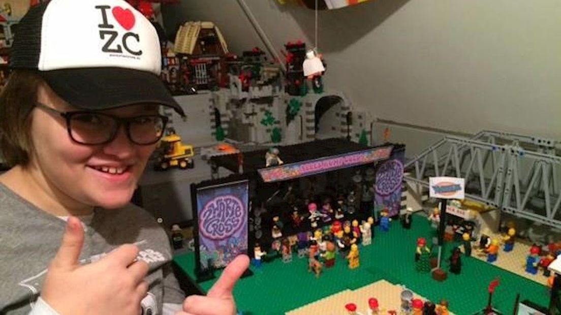 Max (11) bouwt Zwaret Cross van LEGO