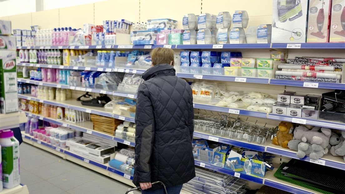 Een vrouw doet boodschappen