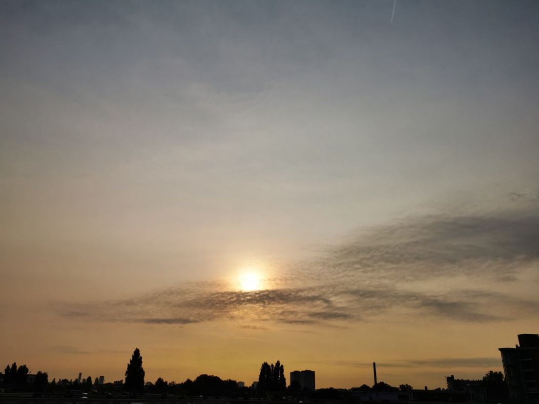 Witte gloed over de lucht in de regio Rijnmond