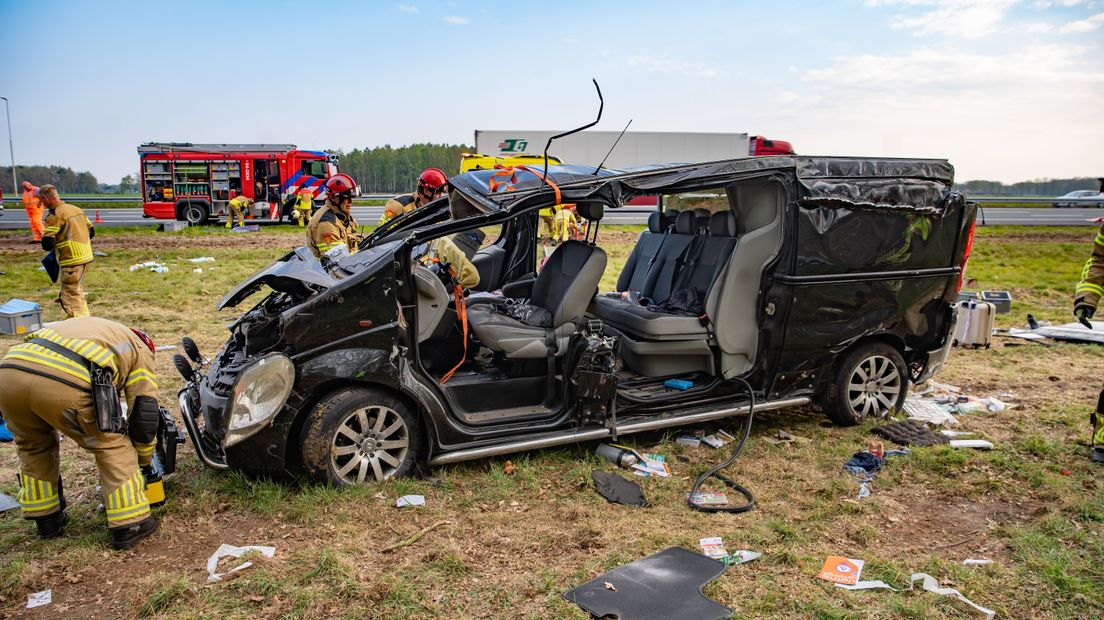 Inzittenden ernstig gewond en busje total loss na ongeluk