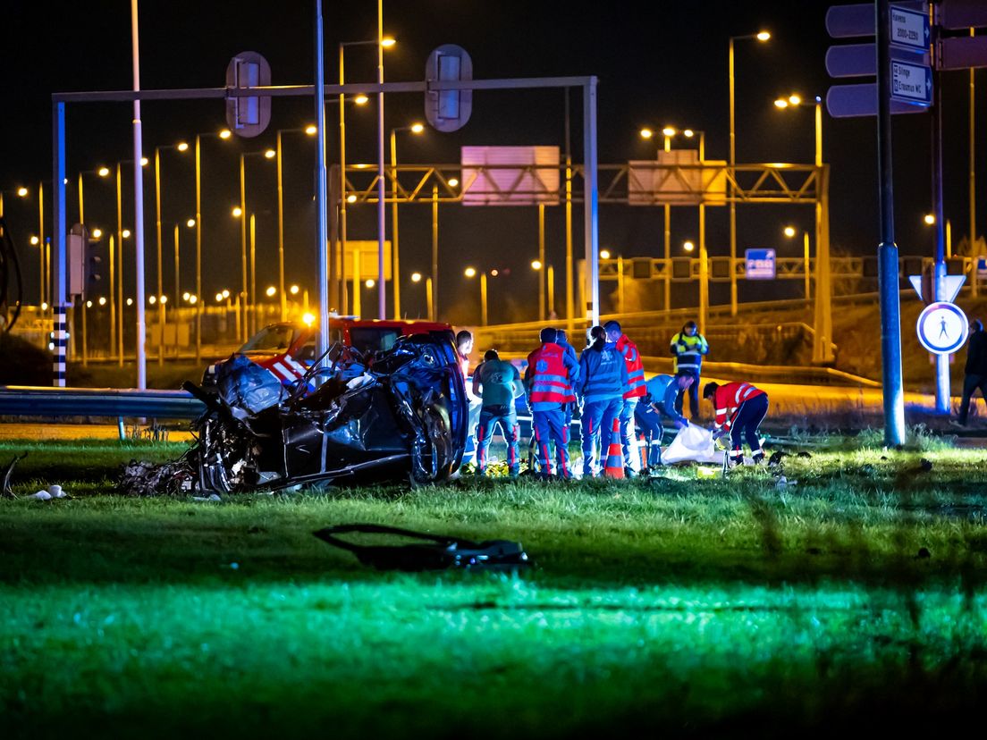 Ambulancemedewerkers bij een van de slachtoffers