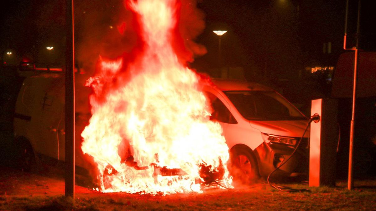 112 Nieuws: Elektrische auto volledig uitgebrand aan laadpaal in Enschede