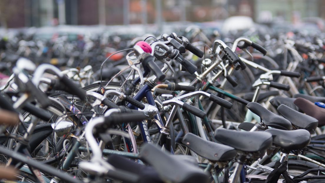 Verwaarloosde fietsen op de OV-knooppunten in Borger en Gieten worden weggehaald (Rechten: RTV Drenthe/Kim Stellingwerf)