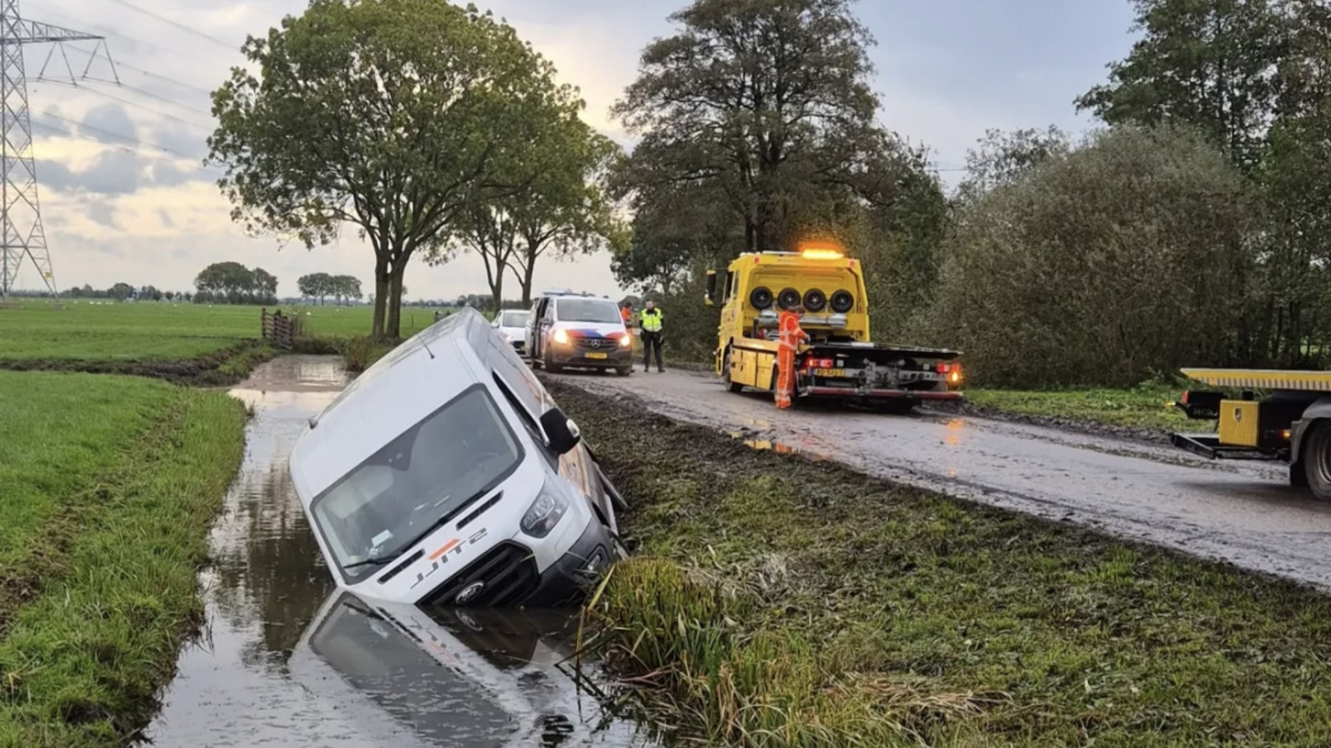 Langs de Elzenweg in Bleskensgraaf is het vrijdagochtend misgegaan.