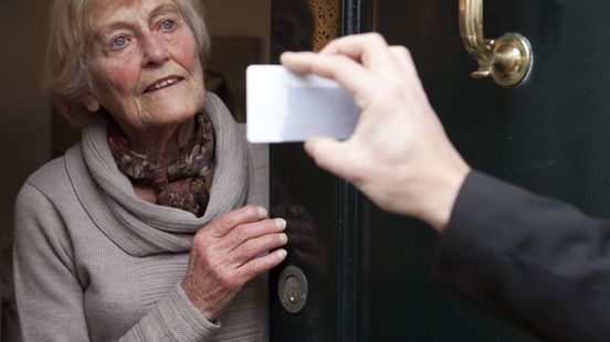Minderjarigen ingezet als nepagent, bankpassen, geld, sieraden en horloges afgenomen