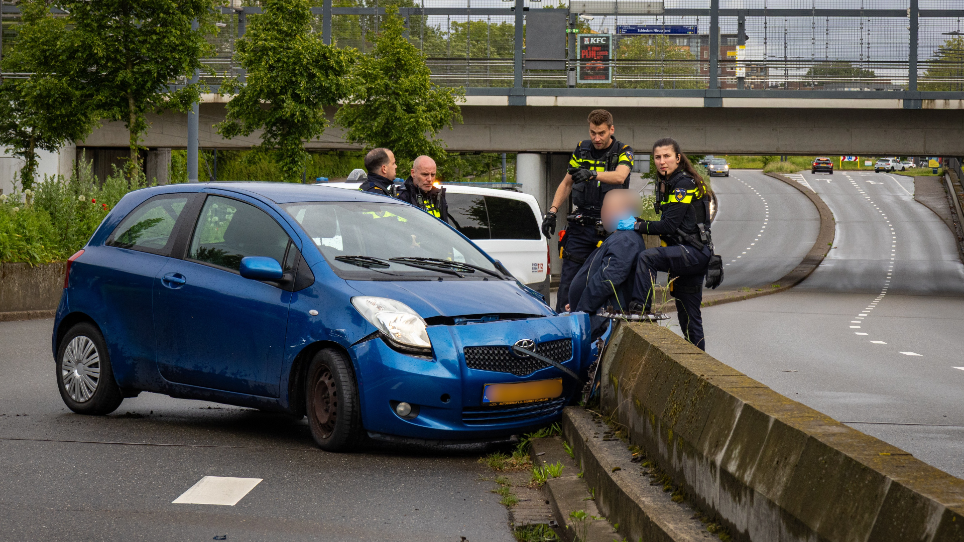 Een van de voertuigen eindigde tegen de betonnen middenberm.