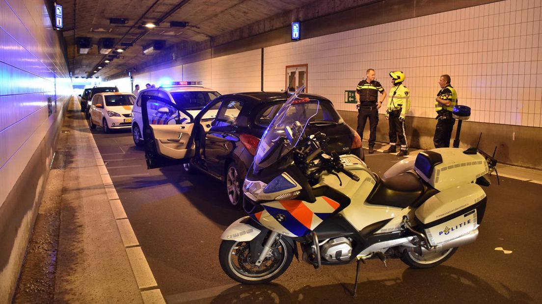 Bestuurder rijdt verkeerde tunnelbuis in en wordt klemgereden