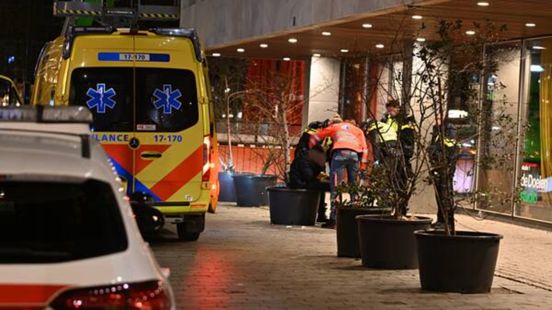 Slachtoffer steekpartij gevonden bij bloembak | Politie doet onderzoek naar autobranden