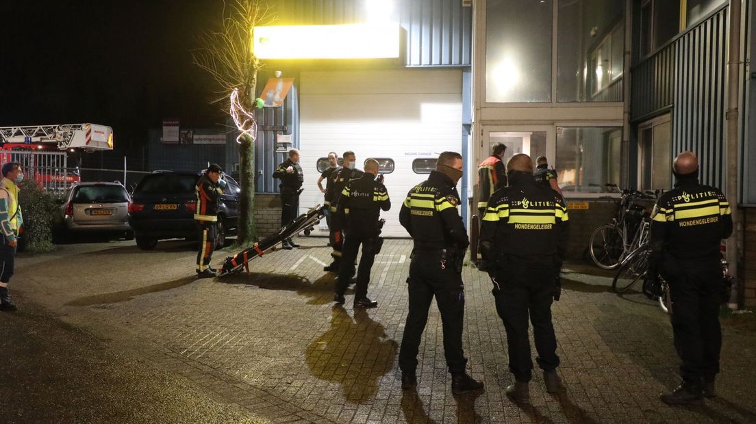 Politie ter plaatse na een melding van een schietpartij aan de Haarlemmerweg in Leiden