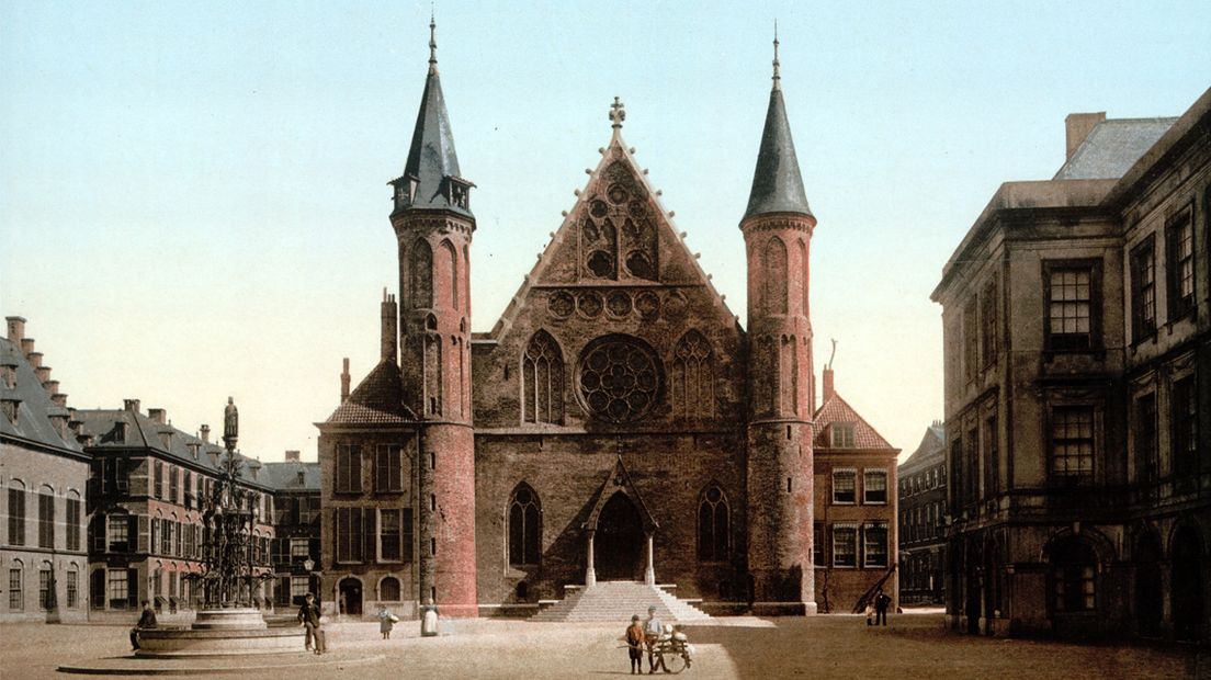 Fotochroom van het Binnenhof, de Ridderzaal in 1900