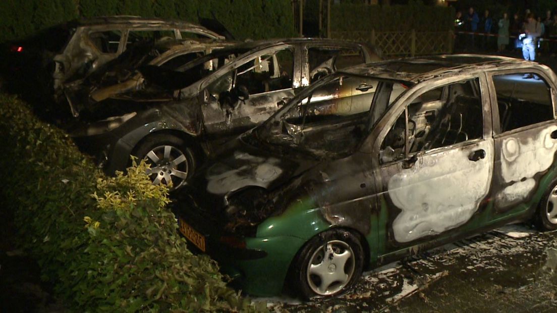 In de Edese wijk Veldhuizen zijn afgelopen nacht opnieuw vier auto's uitgebrand. De vier auto's stonden geparkeerd op een parkeerplaats aan de Dijkhof, aan de rand van Veldhuizen.