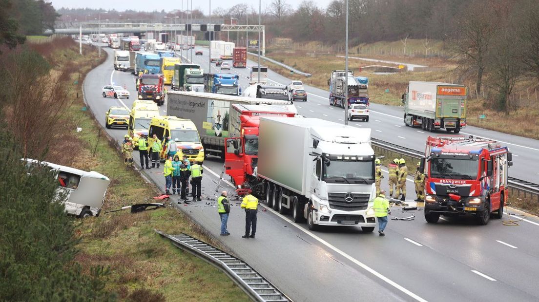 Bij het ongeluk op de A50 kwam een 61-jarige vrouw om het leven.