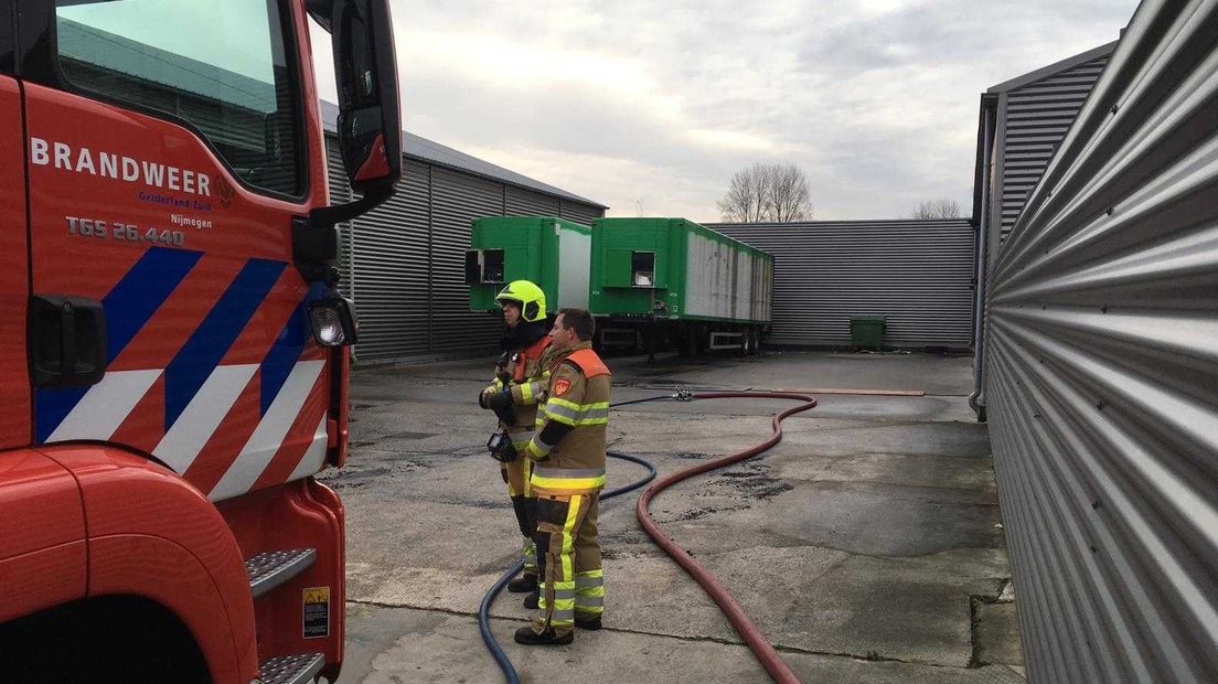 De politie heeft woensdagochtend een hele productielijn voor hennep aangetroffen op een bedrijventerrein in Nijmegen. Na brand bij een vrachtwagenbedrijf aan de Rouwenboschweg, stuitte de politie op vijf trailers, gevuld met spullen om hennep te verwerken.