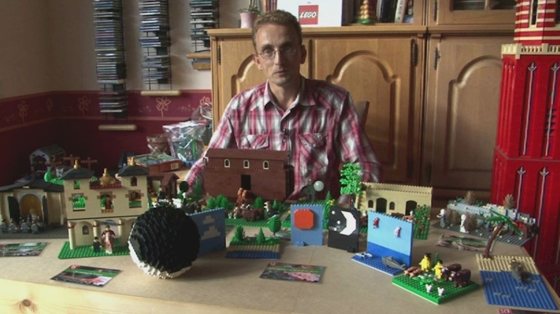 Alfred Doorn bij zijn creaties van Lego