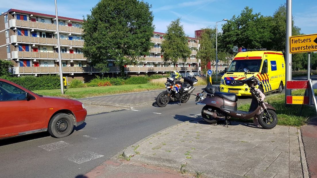Een auto en een scooter botsten op elkaar