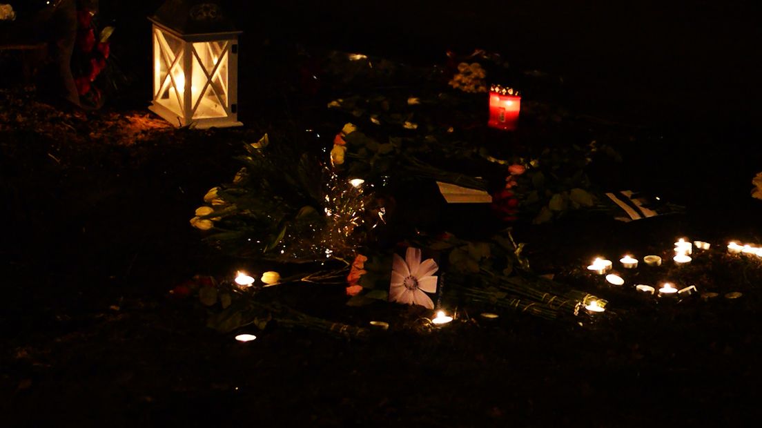 Bloemen en kaarsjes bij plek van ongeval