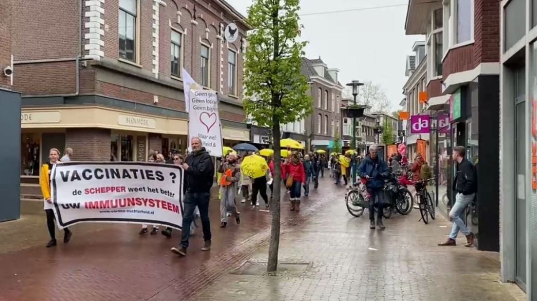 Mars van de menselijke verbinding door de winkelstraat van Barneveld