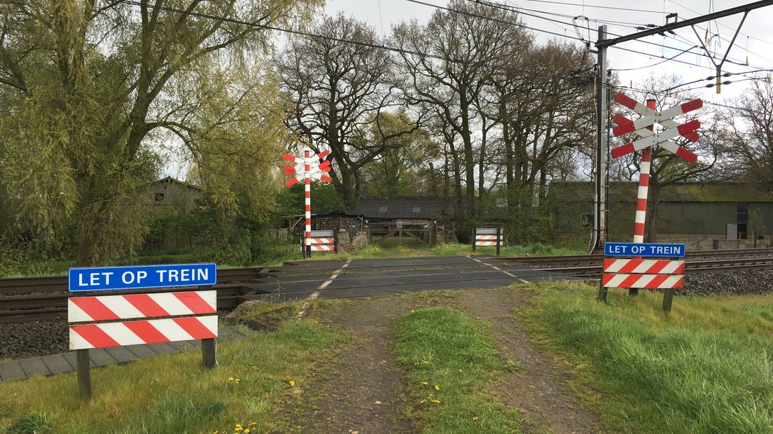 Openbare onbewaakte overweg bij Hoogeveen (Rechten: Serge Vinkenvleugel / RTV Drenthe)