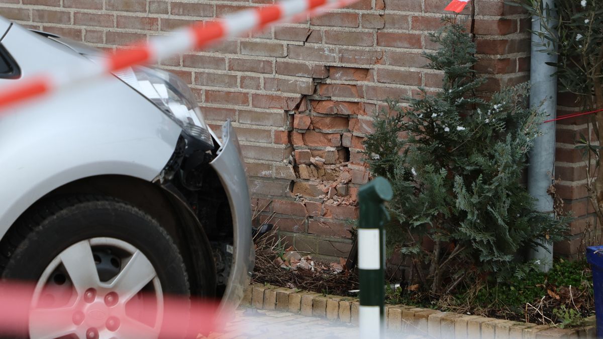 Automobilist rijdt tegen huis aan: bakstenen op grond, scheuren in muur