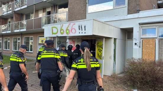 LIVE | Ontruiming Paasbergflat: politie met stormram naar binnen