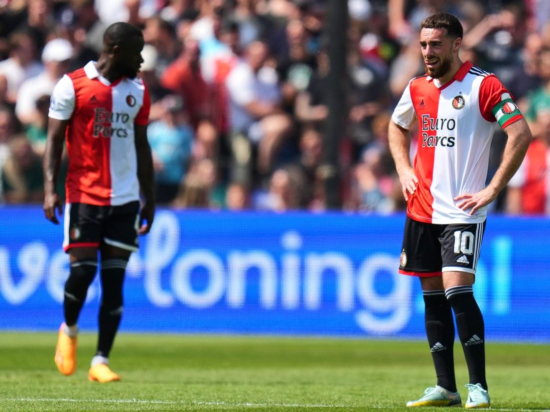 Orkun Kökçü en Lutsharel Geertruida treuren na het doelpunt van Vitesse