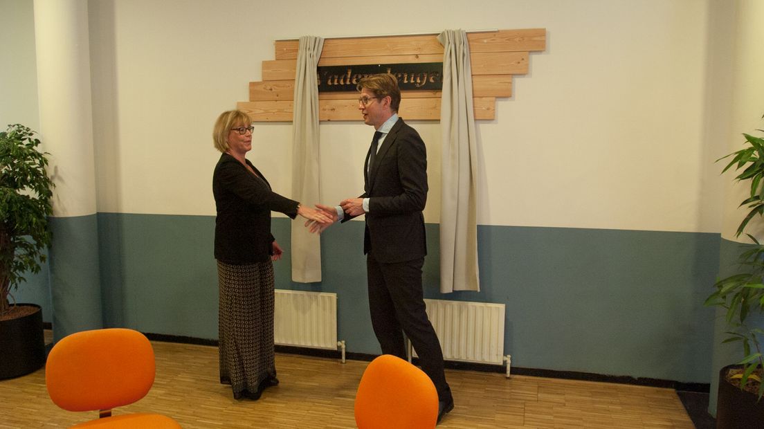Directeur Marie-Anne de Groot en minister Sander Dekker bij de openingshandeling (Rechten: RTV Drenthe/Jeroen Kelderman)