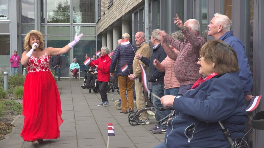 Opgetogen publiek juicht mee voor Lizette van Kuik